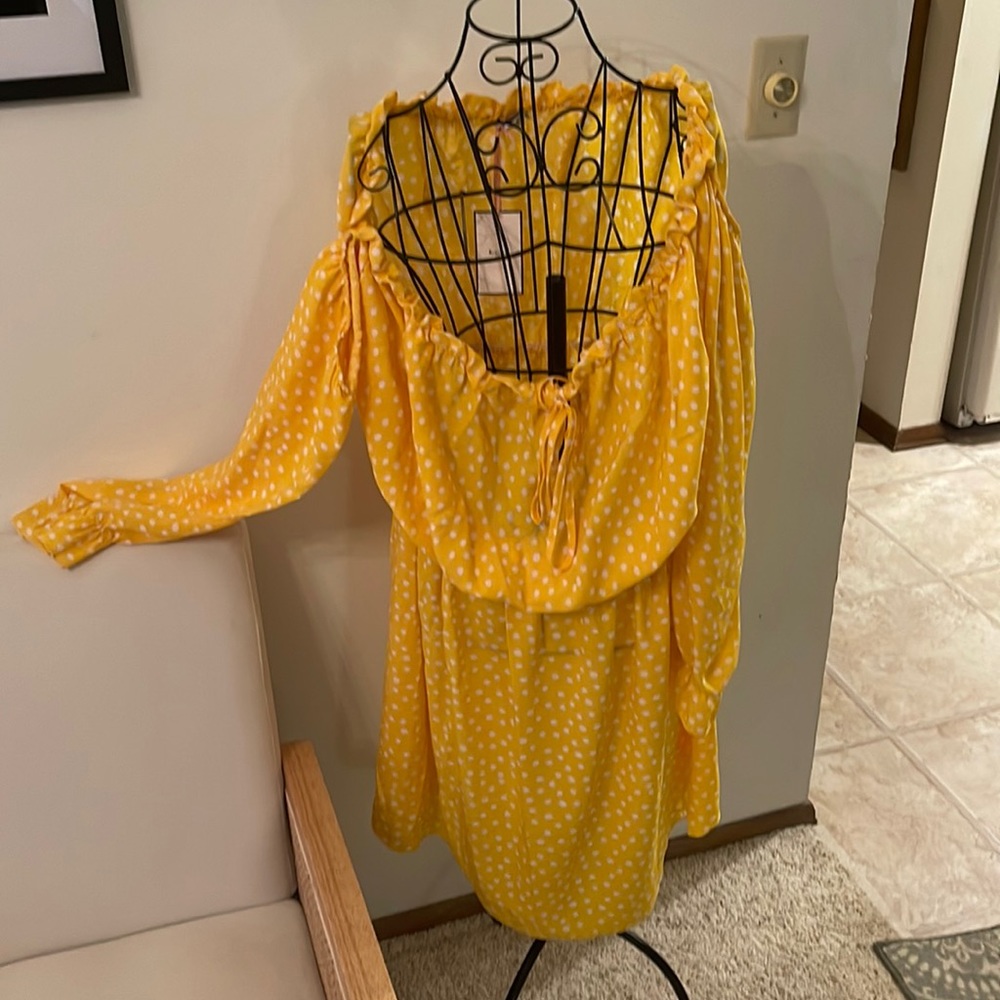 Yellow dress with open sleeves